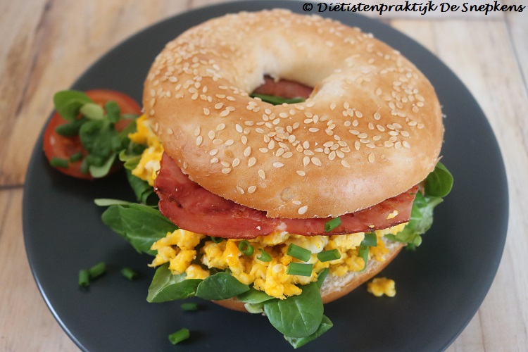 bagel-gebakken-ei-spek