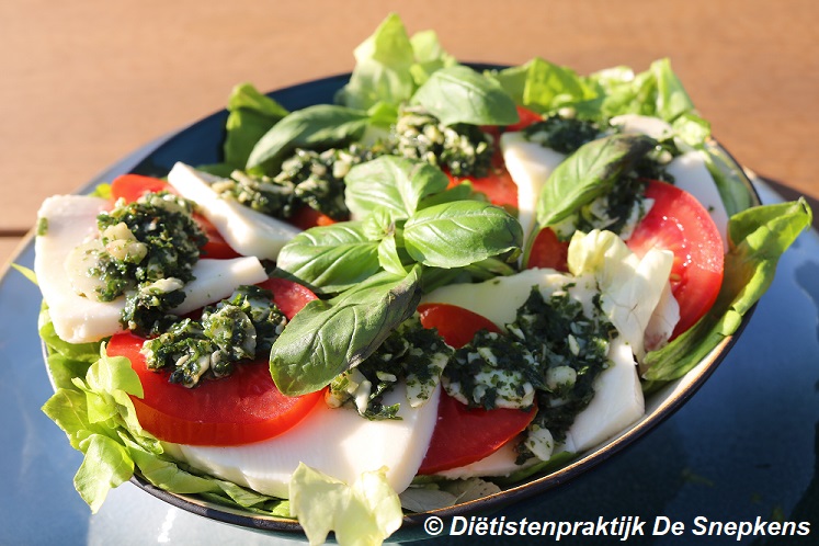 salade-tomaat-mozarella-pesto